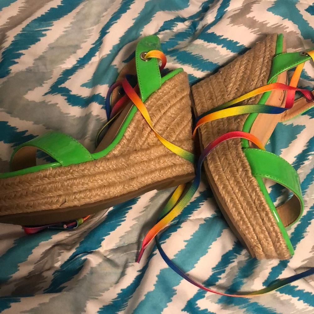 Cute green wedges 👠 tie around ankle offers welcome 🤗